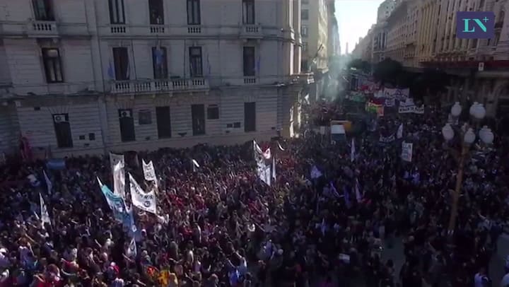 Así se ve desde el drone de LA NACION la marcha federal educativa