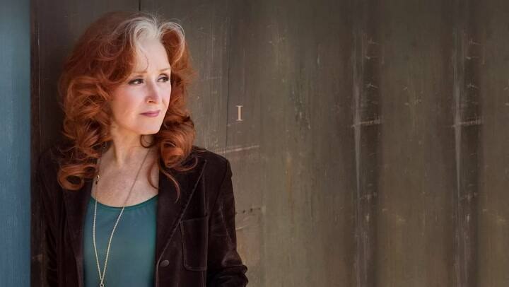 El tema “Just Like That” de Bonnie Raitt gana Canción del Año en los Grammy