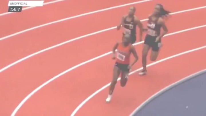 La agresión de una atleta a otra con un testimonio