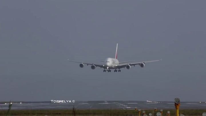 Airbus a380 aterrizando sobre una pista mojada - Fuente: YouTube