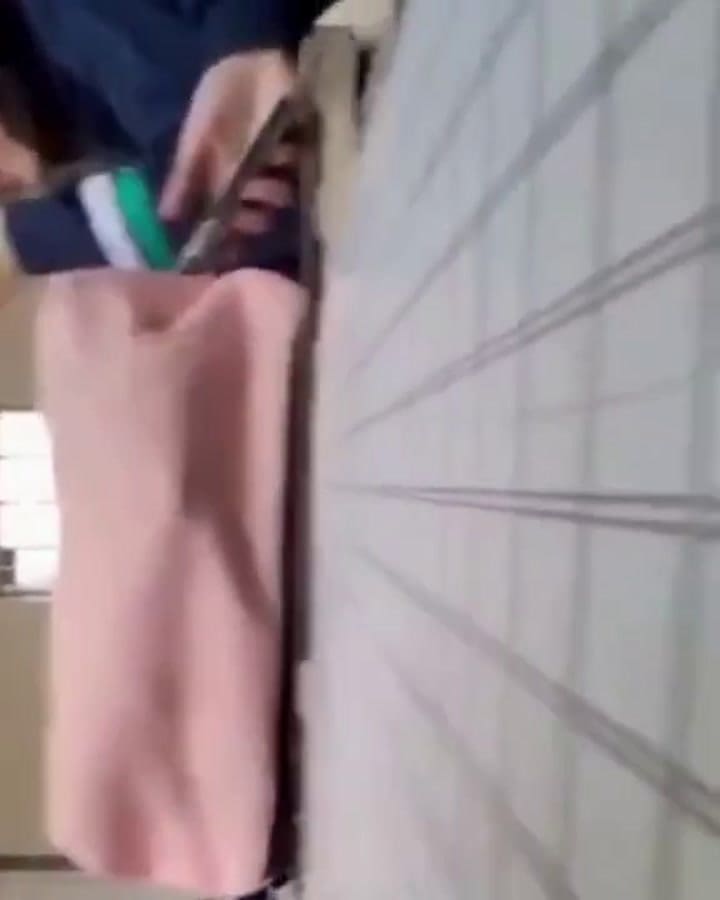 Un estudiante de 17 años golpeó en la cara a un docente luego de que el profesor interviniera en una pelea entre adolescentes en la que un joven le arrojó una silla a otro.