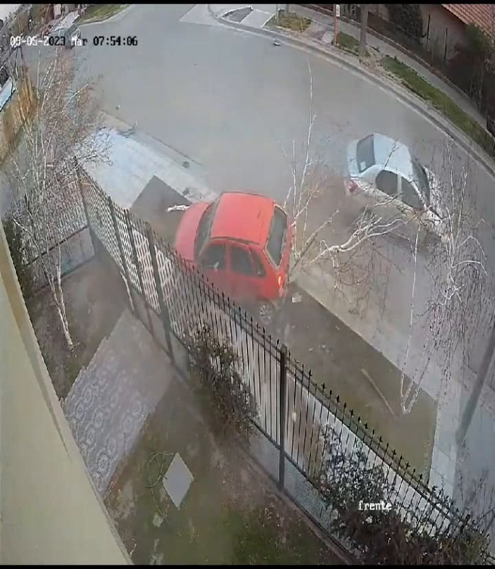 Dos autos chocaron a toda velocidad y uno impactó contra el frente de una casa