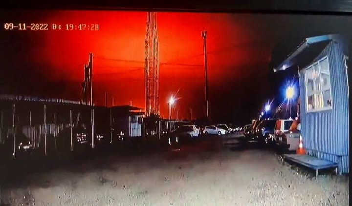 El momento en el que dos misiles arrasan con la central térmica más grande de Ucrania