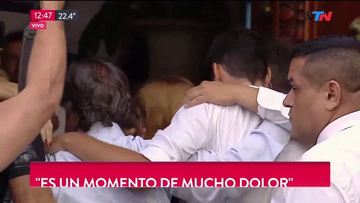 El emotivo abrazo de la familia de Débora Pérez Volpin (Fuente: Todo Noticias)