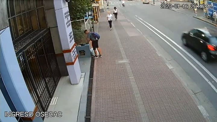 El impactante momento en que dos jóvenes incendian la sede de Osecac en Rosario