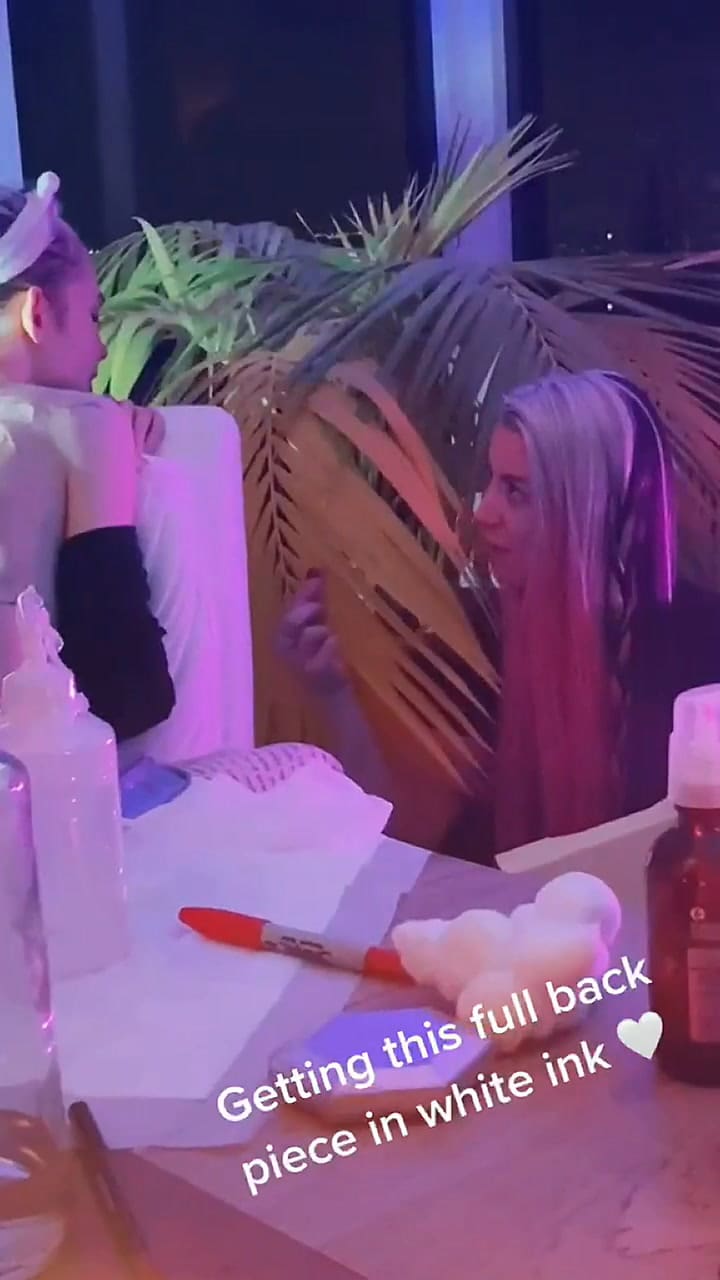 La cantante Grimes, pareja de Elon Musk, exhibió sus “hermosas cicatrices alienígenas”