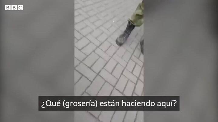 la confrontación de una mujer ucraniana ante un soldado ruso - BBC News Mundo