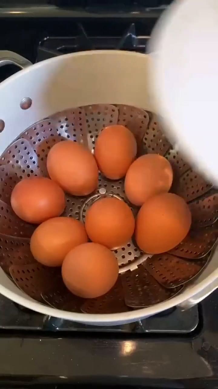 Truco de una chef para obtener el huevo duro perfecto y hacer que la cáscara se deslice fácilmente