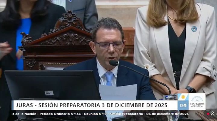 El extraño comentario que se escuchó de un micrófono abierto durante la jura de los diputados electos