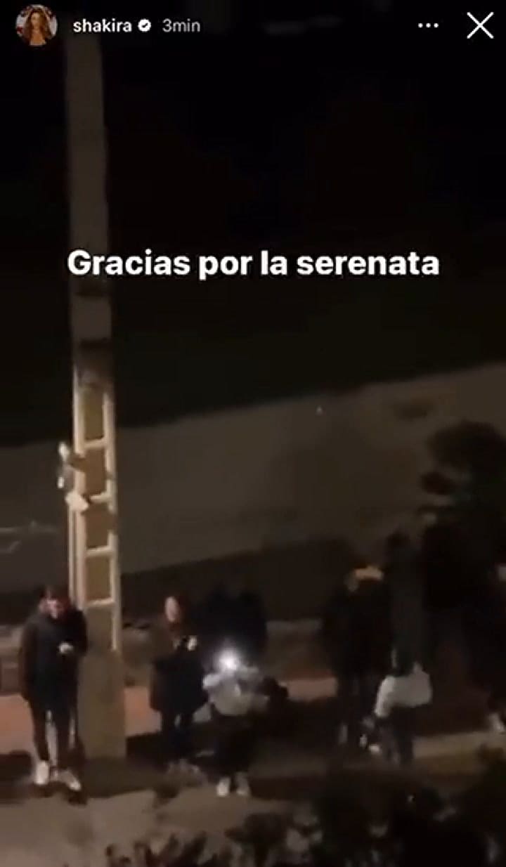 Shakira celebró con sus amigas en su casa y fue sorprendida por un grupo de fans