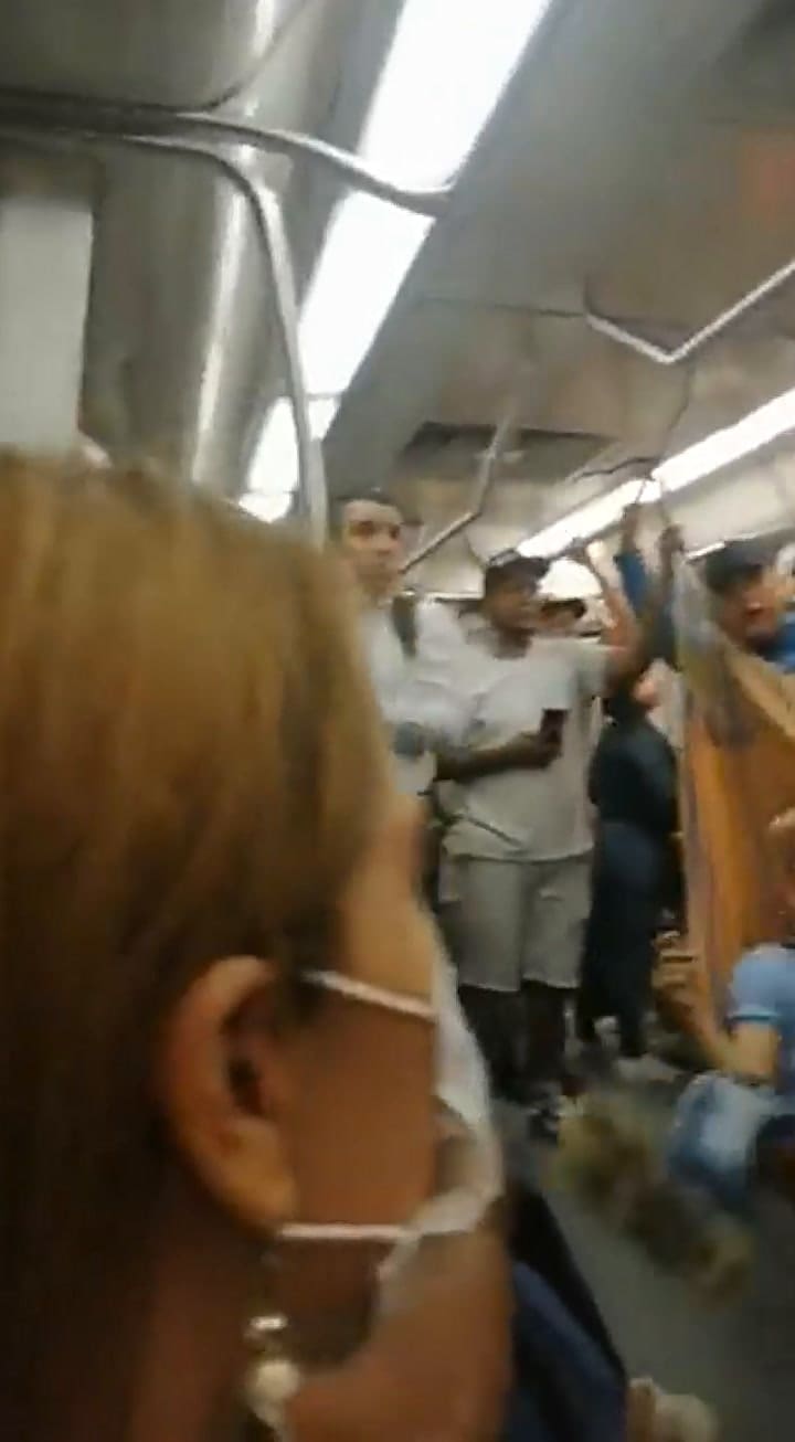 Un hombre colgó una hamaca en el metro