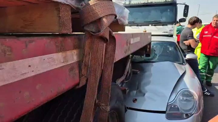 Un Porsche chocó contra 3 camiones y quedó incrustado bajo uno de los vehículos