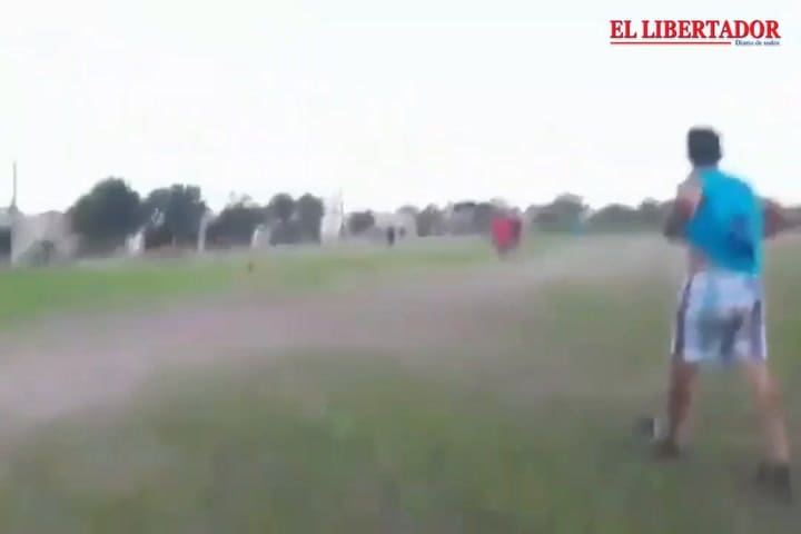 En Corrientes, un policía amenazó con un arma a sus rivales en un partido de fútbol