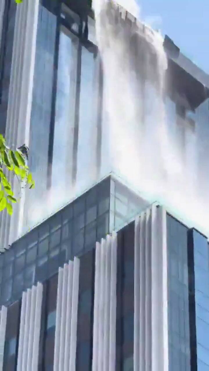 Impactantes imágenes trabajador que limpiaba las ventanas de un edificio cuando sucedió el terremoto