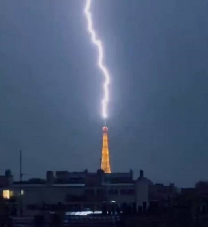 La Torre Eiffel es alcanzada por un rayo