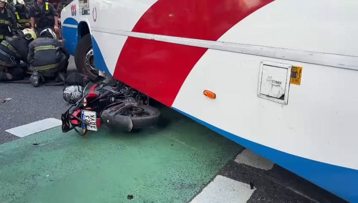 Una moto terminó debajo de un colectivo en la avenida Córdoba