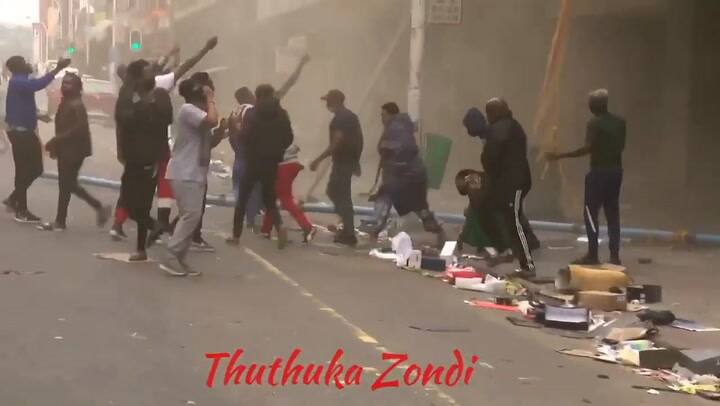 Bebé rescatado de un incendio por manifestantes en Sudáfrica