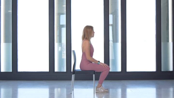 ¿Cómo ejercitar levantándose y sentándose en una silla?