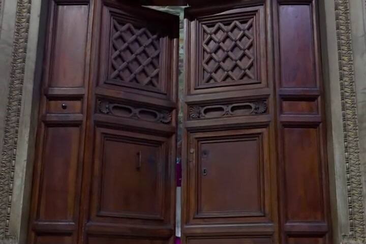 (GIF) Cierran Las Puertas De La Capilla
