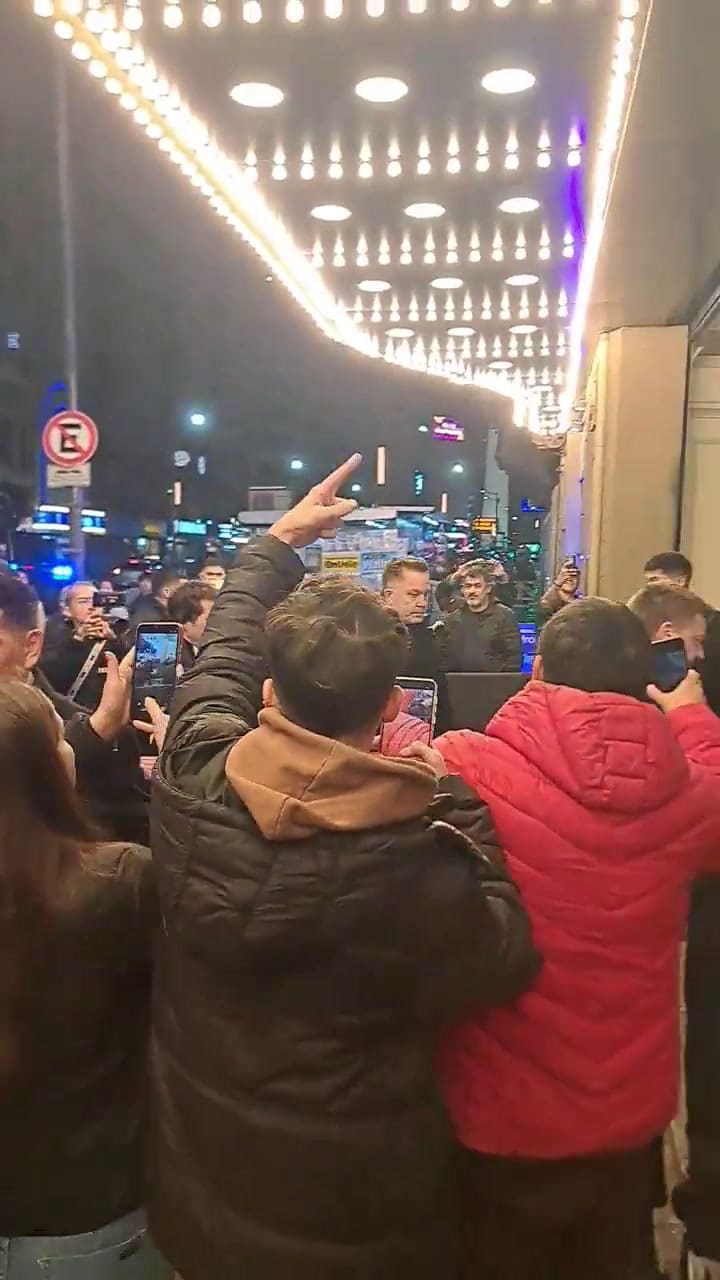 Lionel Messi fue a ver la obra de Nico Vázquez (Twitter: @Julito_fe)