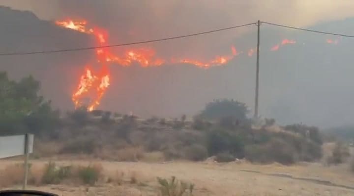 Otro registro del avance del fuego en Almería