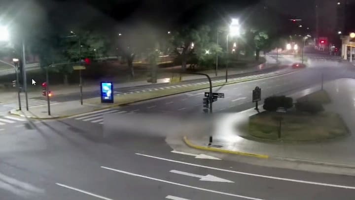 Un taxista borracho chocó solo y derribó un poste de luz en San Telmo