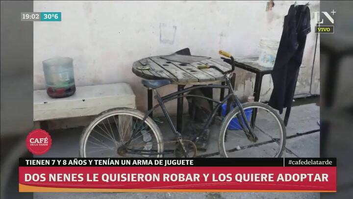 Un gesto de amor: Dos hermanitos quisieron robarle y ella los quieres adoptar