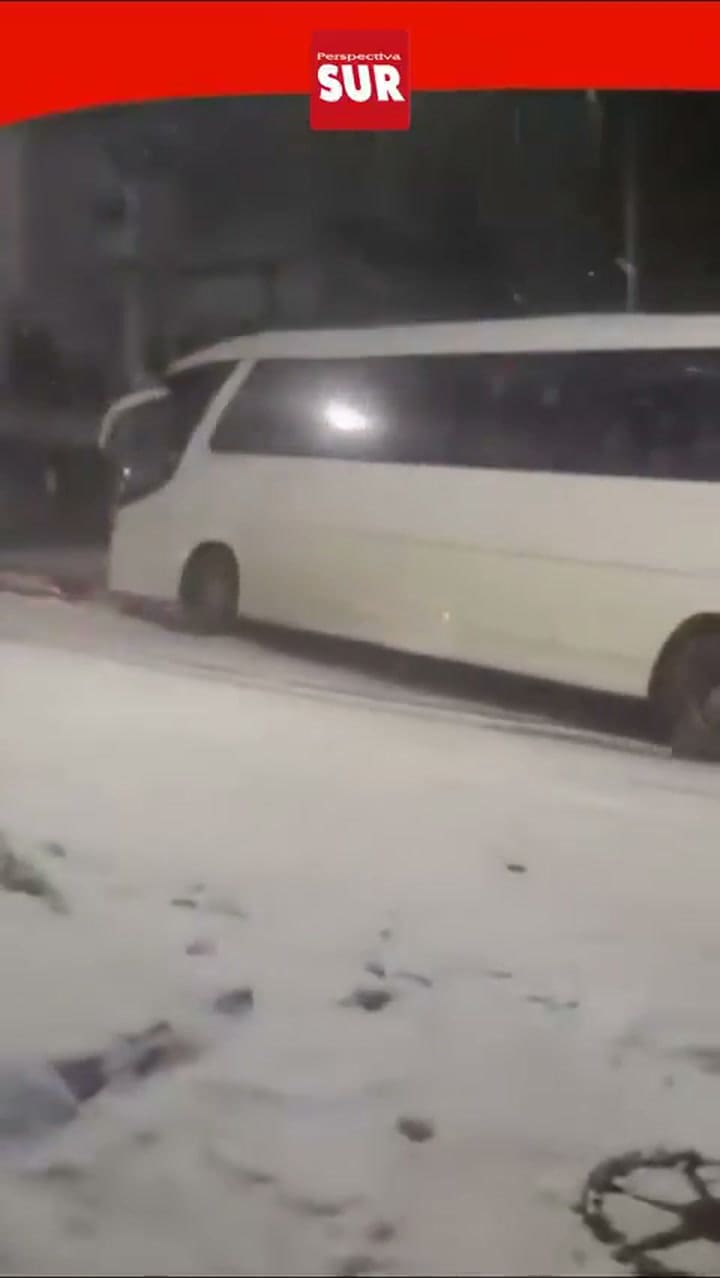 Temporal de nieve en Bariloche: un micro con egresados despistó y chocó