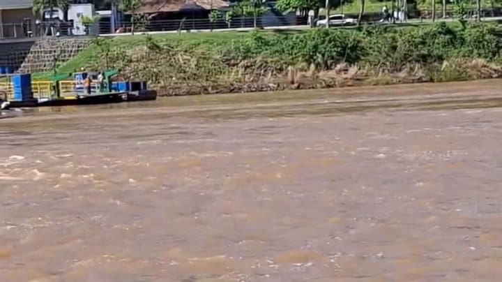 Un conductor no frenó al subir a una balsa para cruzar la frontera, atravesó un portón y cayó al río Uruguay