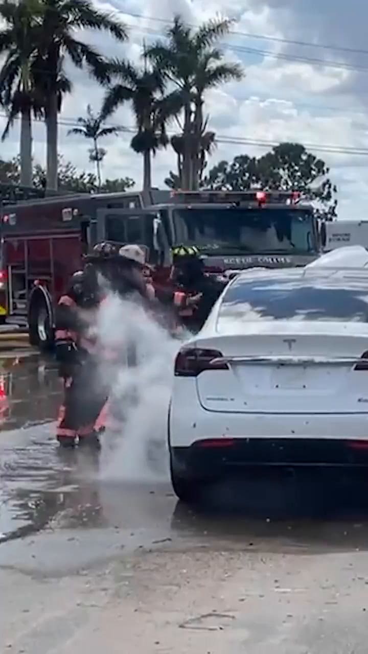 Qué está pasando con los autos eléctricos sumergidos tras el paso del huracán Ian