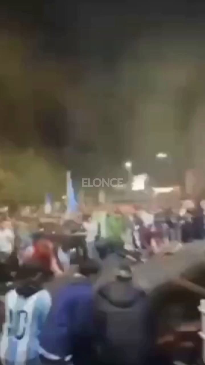 El momento en que se cayó el techo del bar