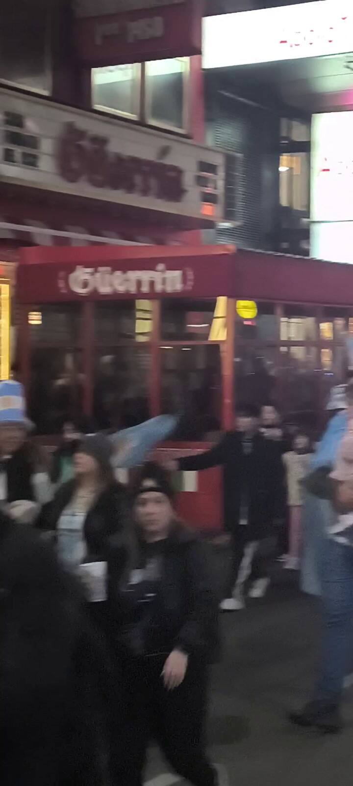 Una multitud de hinchas festeja en el Obelisco el pase de Argentina a la semifinal