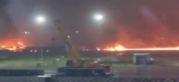 La refinería Olmeca en el complejo Dos Bocas se incendió por un derramamiento de aceite caliente que entró en contacto con la lluvia