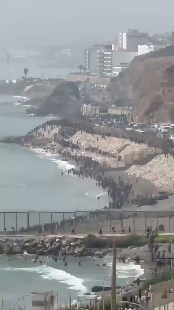 Las imágenes de la impactante llegada masiva de inmigrantes a las costas de la ciudad española de Ceuta
