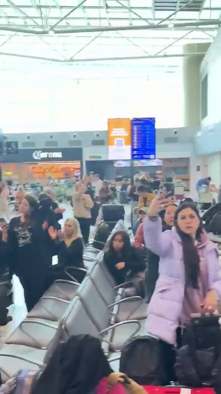 Un avión que viajaba de Buenos Aires a Madrid aterrizó de emergencia en Brasil: hay 300 pasajeros varados