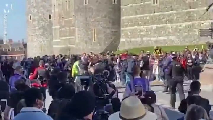 Una mujer fue detenida por hacer topless en el funeral del príncipe Felipe
