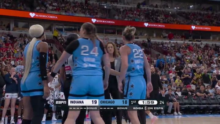 El foul de DiJonai Carrington a Sophie Cunningham