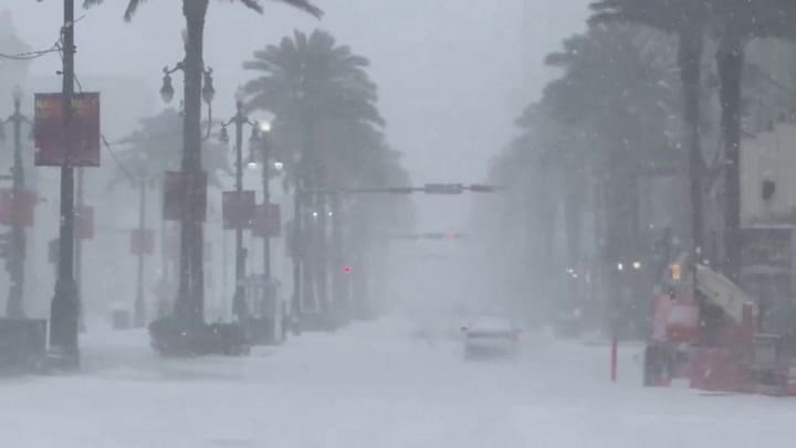 Una rara tormenta invernal cubrió el sur de los Estados Unidos con nevadas históricas, transformando paisajes icónicos como las playas de Florida y las calles de Nueva Orleans en escenarios completamente blancos