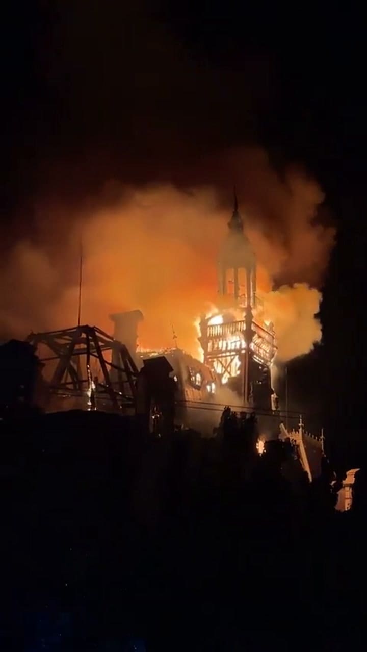 El impactante incendio de un ayuntamiento en las protestas en Francia