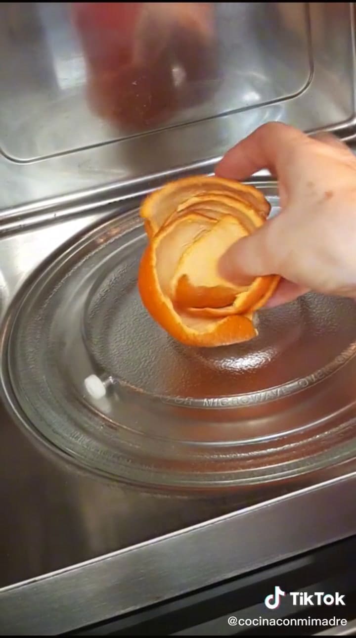 Truco de cáscaras de naranja para limpiar en el microondas
