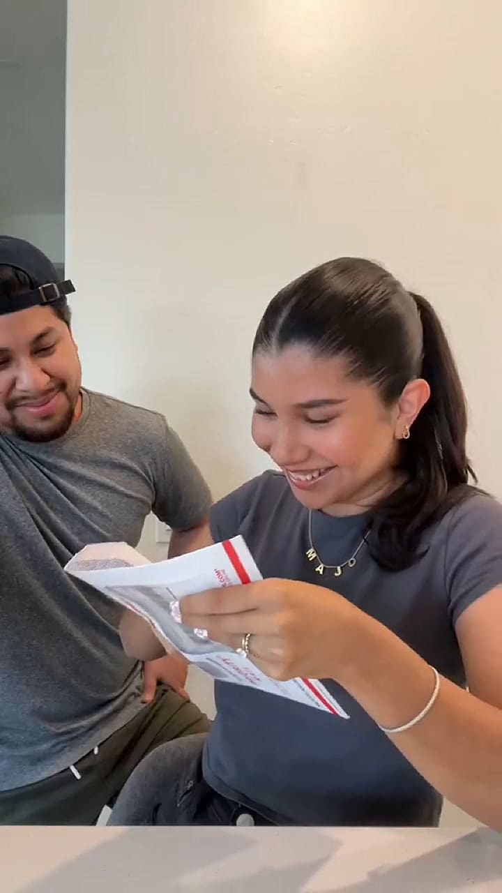 La emoción de una joven que recibió su green card en EE.UU.