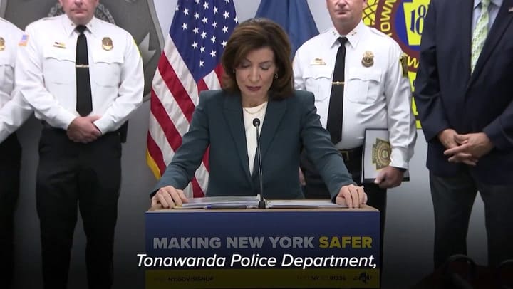 Kathy Hochul dedicó un homenaje a los miembros de las fuerzas del orden de Nueva York