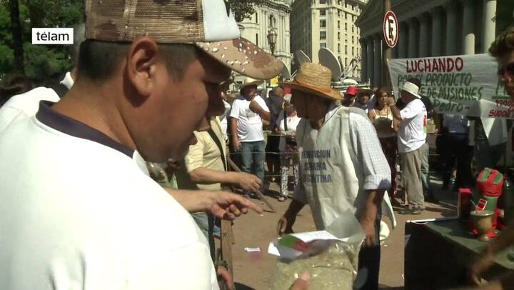 Yerbateros misioneros regalaron paquetes de yerba en Plaza de Mayo y piden una audiencia con Macri