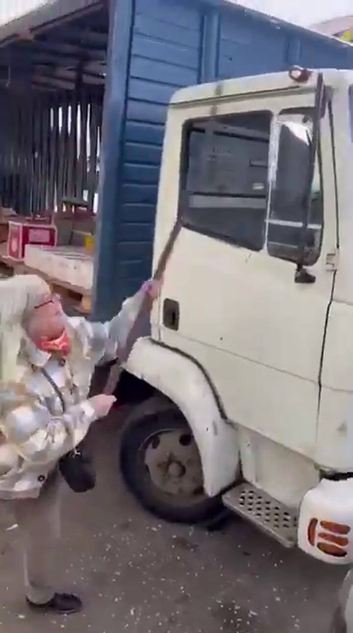 A fierrazos, le rompió parte del rodado y mercadería: violenta reacción de una mujer al pelearse con un camionero