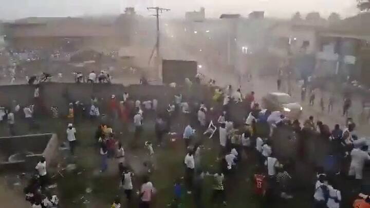 Al menos 100 personas perdieron la vida en violentos enfrentamientos entre aficiones rivales durante un partido de fútbol en N'zerekore