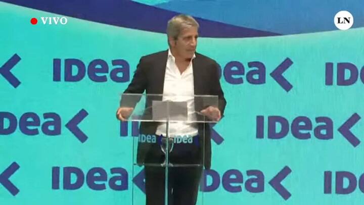 El ministro de Economía, Luis Caputo expone ante el Coloquio de IDEA