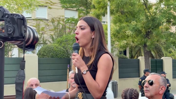 Isabel Peralta, activista española, realizó un gesto polémico frente a la embajada de Marruecos en Madrid