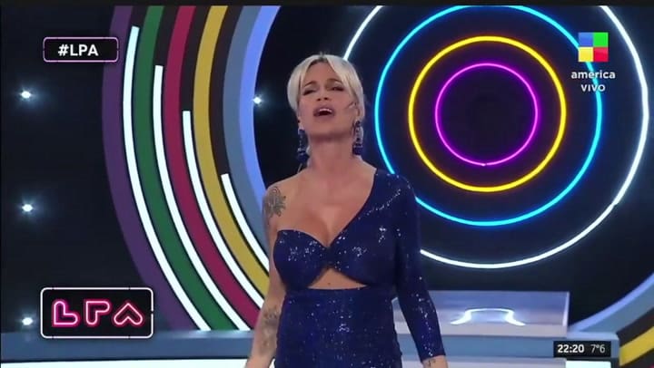Flor Peña se cayó en vivo