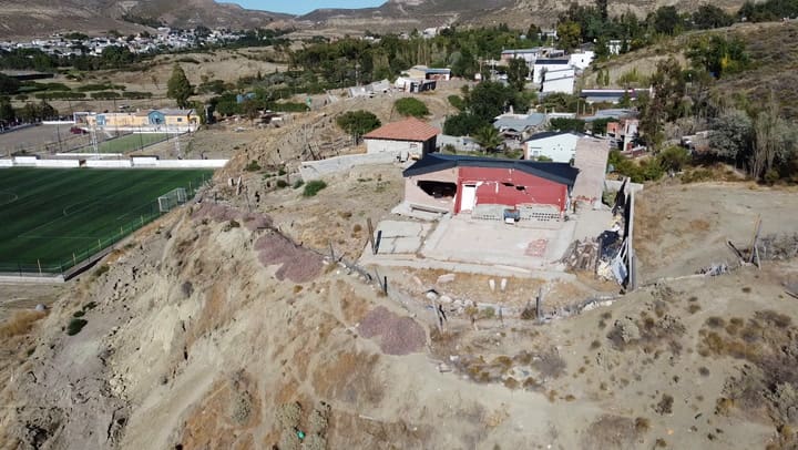 Decenas de viviendas destrozadas por el desplazamiento del cerro Hermitte en Comodoro Rivadavia (gentileza ADNSUR)