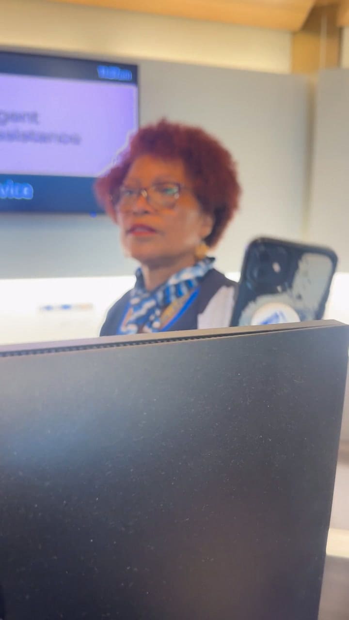 Una empleada de United Airlines amenazó con llamar al ICE a un pasajero hispano